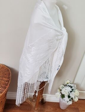 Vtg. White Lace Fringed Shawl Large